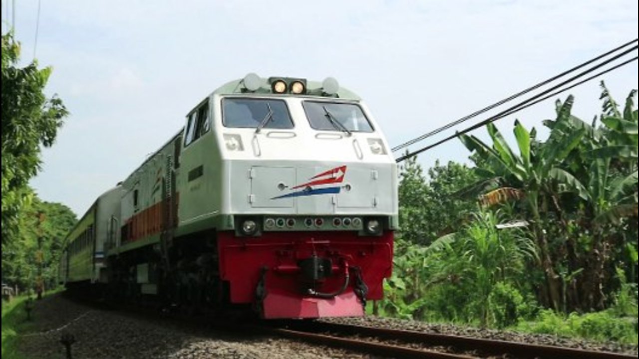 Kereta Api RAPIH DOHO Lokomotif CC 203 98 14 Melintas di Ketanon Tulungagung