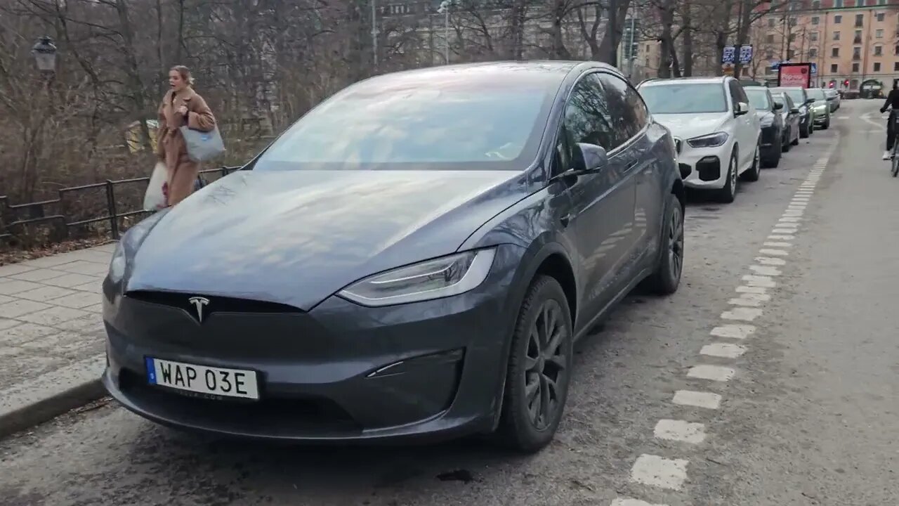 Tesla Model X Plaid with trailer hitch [8k 30p]