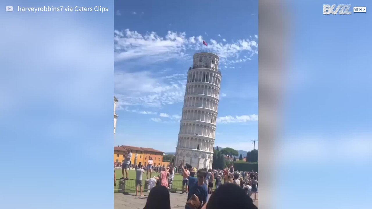 Ce jeune homme claque la main aux touristes visitant la Tour de Pise