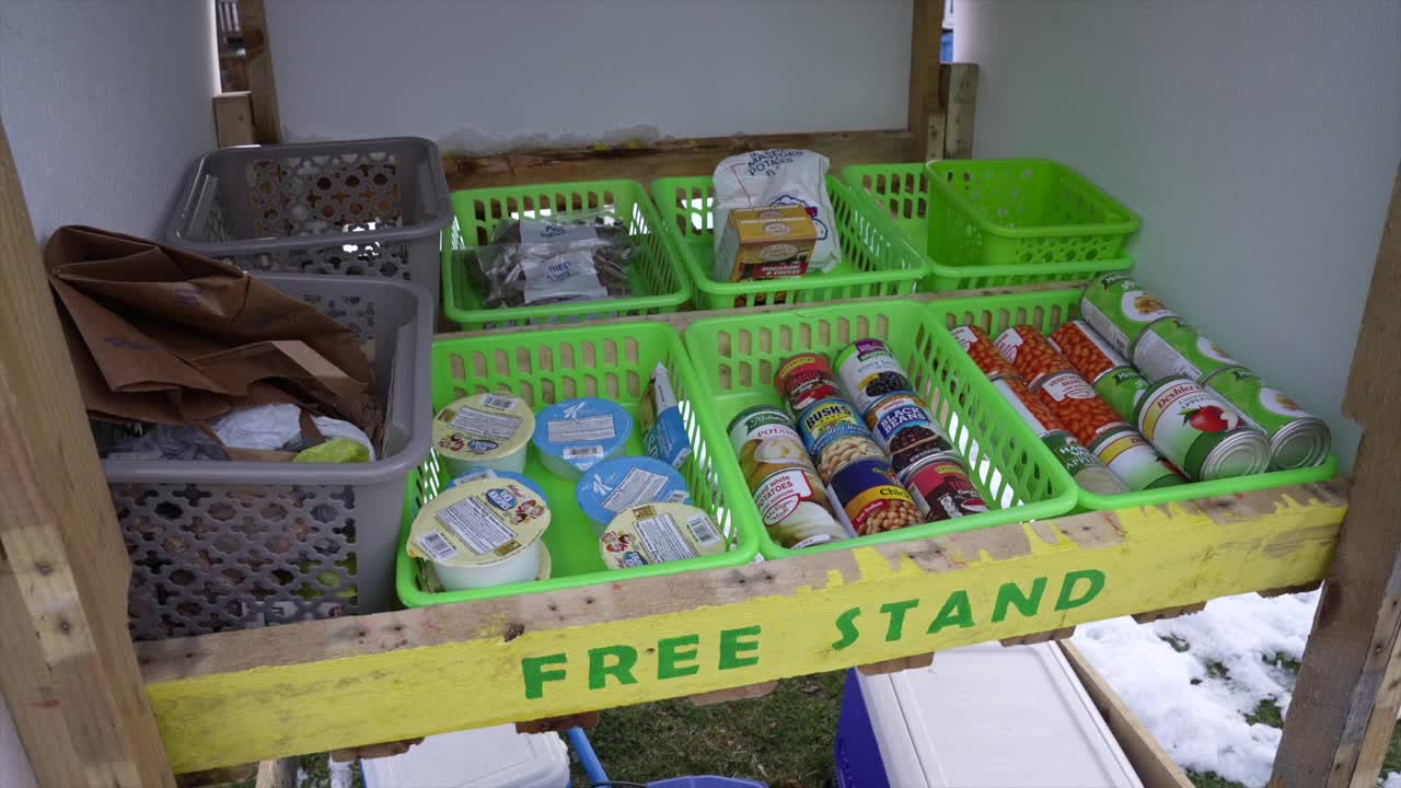 Community leaders set up free food stands around Lansing