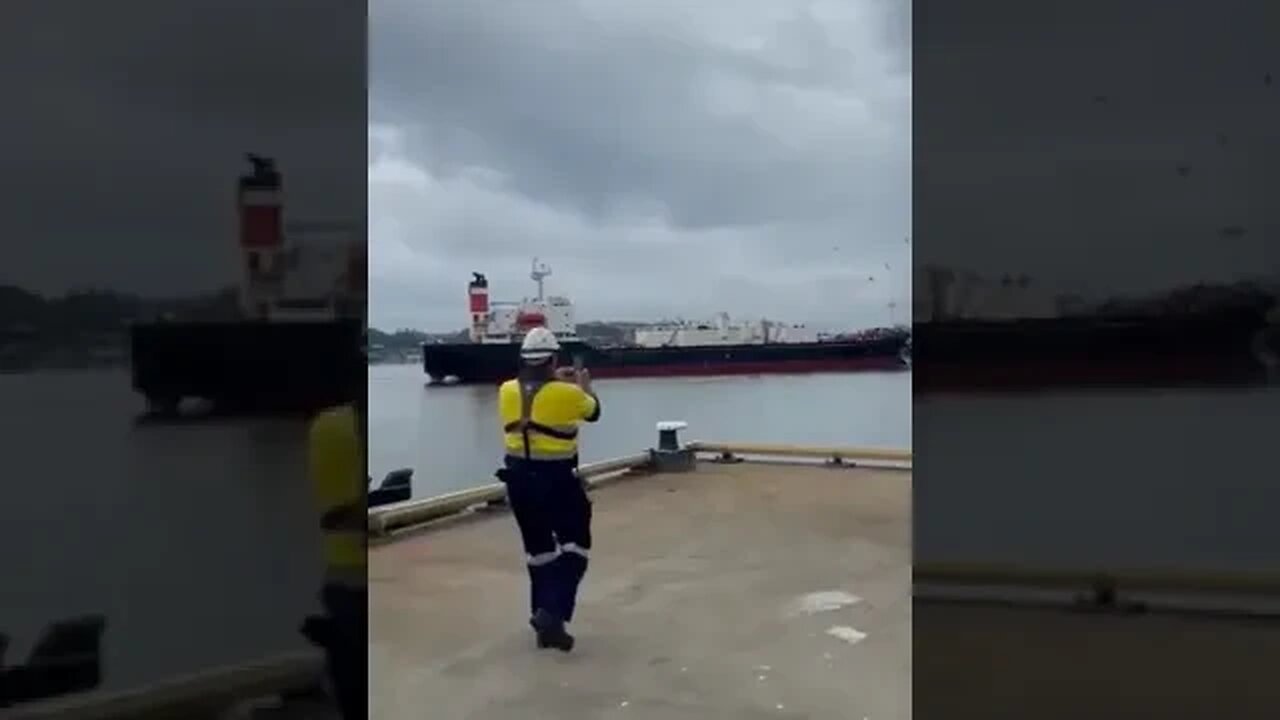 Ship Destroys Two Tugboats In One Hit.#trending #shorts #merchantnavy #lifeatsea #tuglife #tugboats