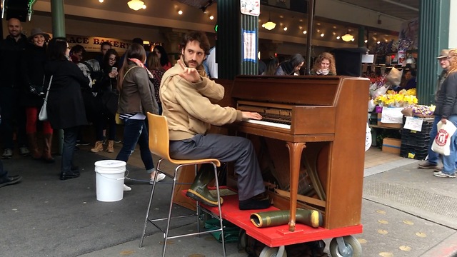 Random guy with magic fingers amazes crowd