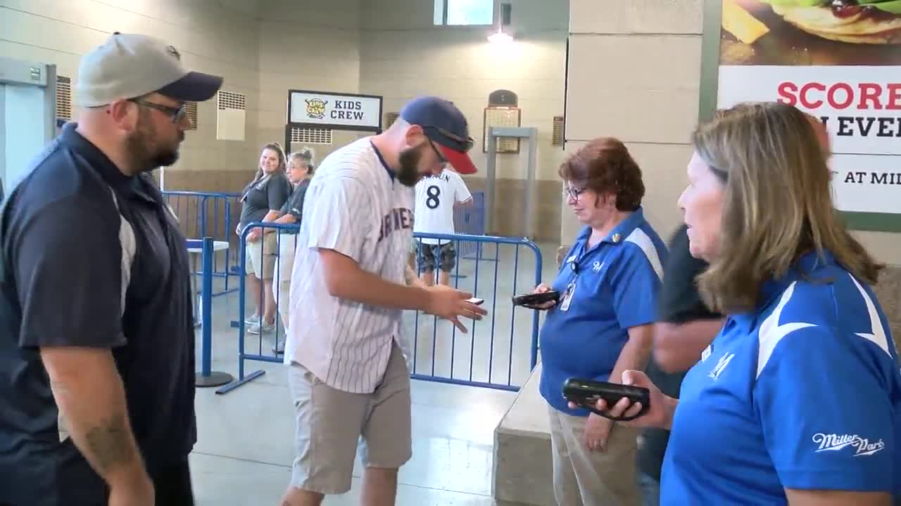 As postseason gets closer, Milwaukee Brewers fans feeling playoff fever
