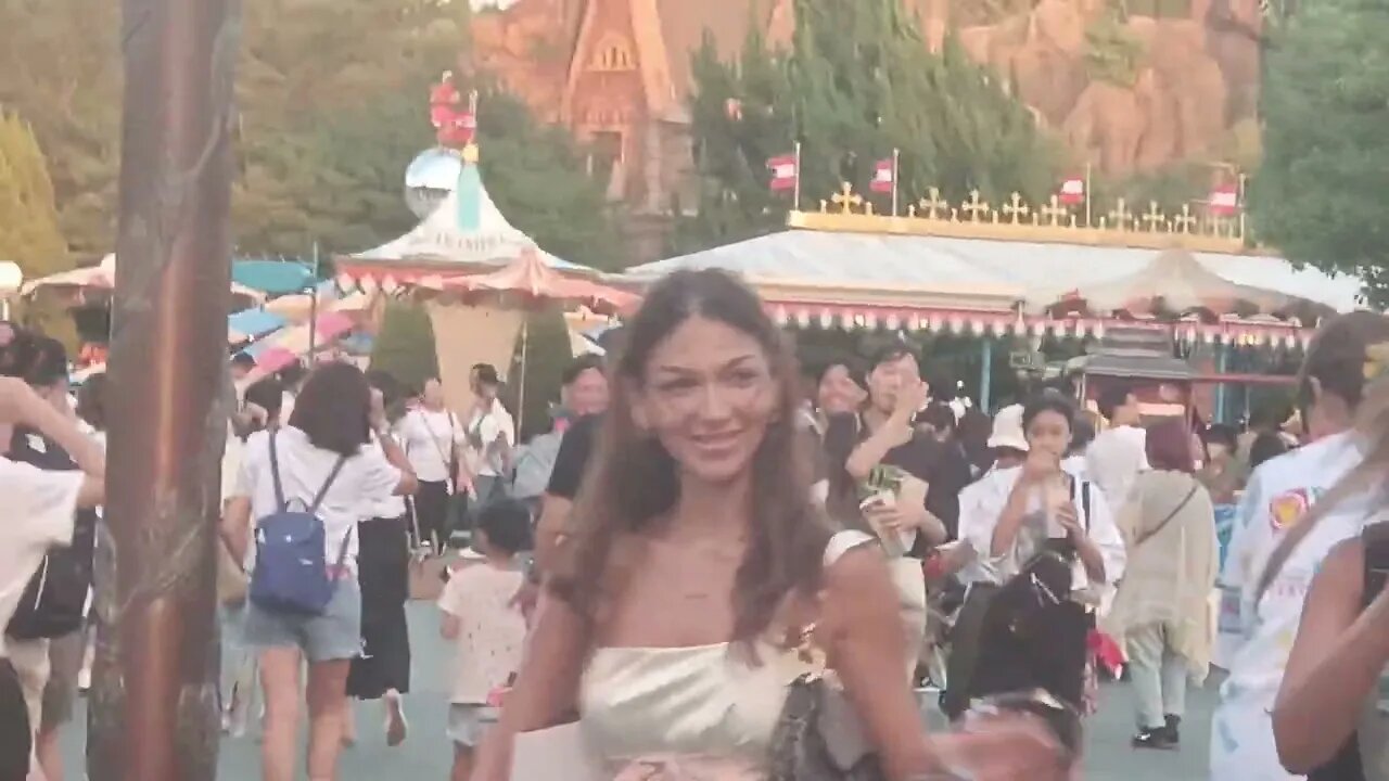 CROWD LOOK LIKE THIS -- FRANSISCA