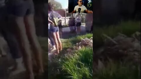 Mulher do faz um L ameaça segurança de supermercado, armada com uma faca