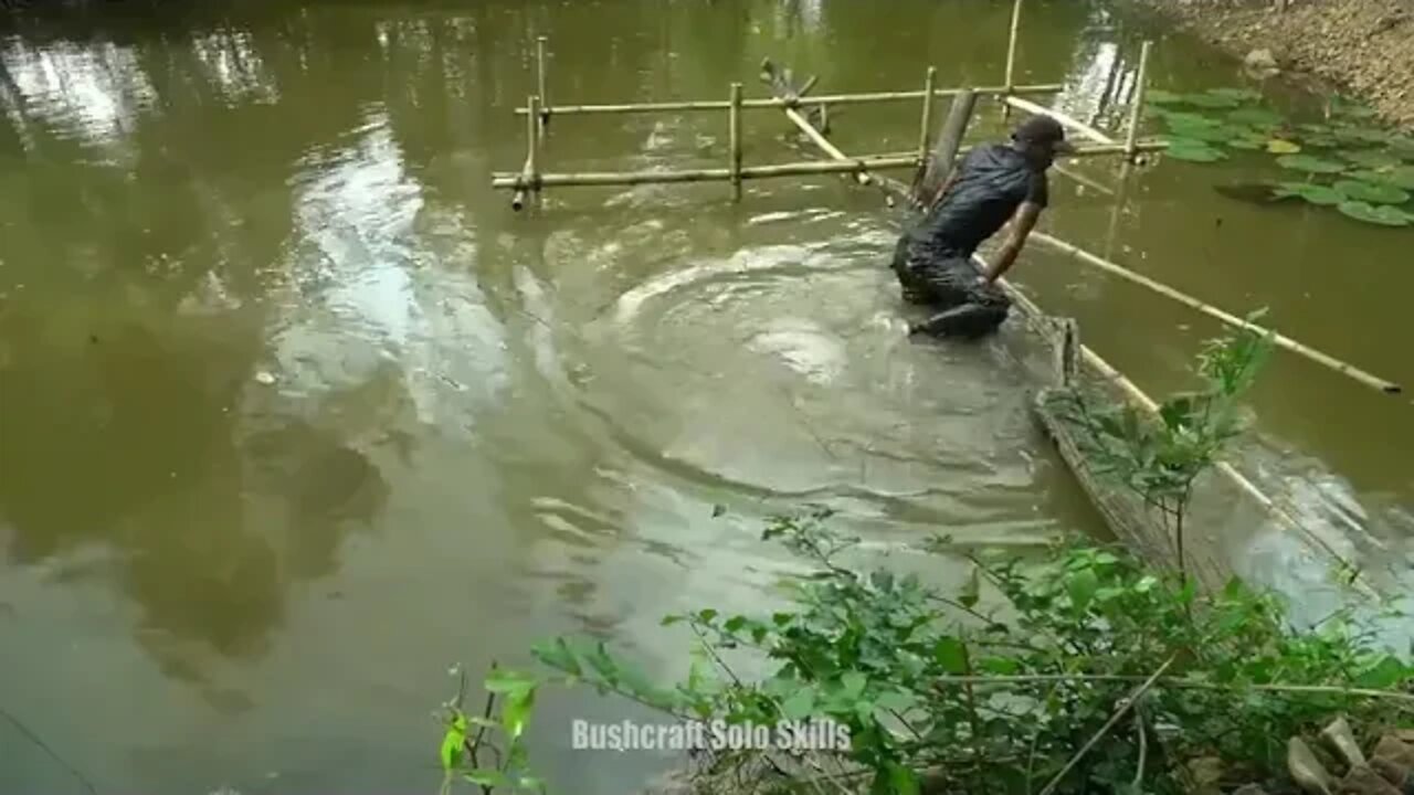 Bushcraft Camping The Shelter Floating On The River Around Mountain Overnight