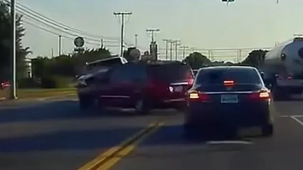 Driver of the red SUV fails to yield whenmaking a left turn at the intersection