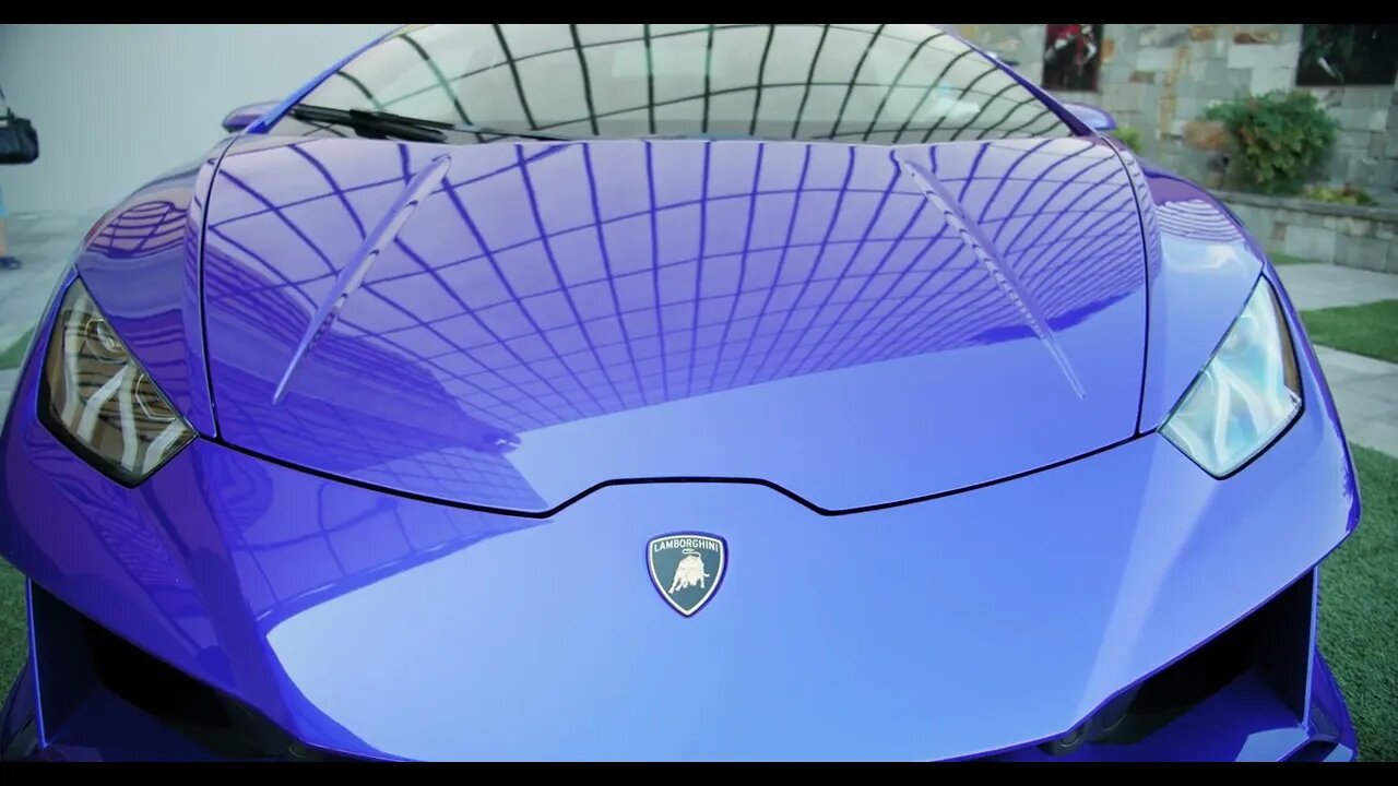 VÍDEO SEM DIREITOS AUTORAIS: O Exterior Frontal De Um Carro Esportivo De Luxo