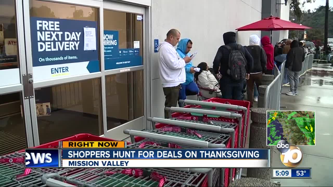 Rain makes for light crowds during Thanksgiving sales