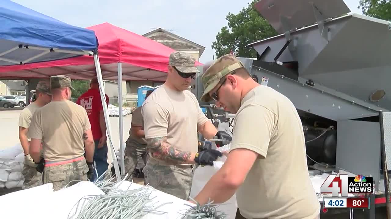 Automatic sandbag machines helping Missouri town prepare for flooding