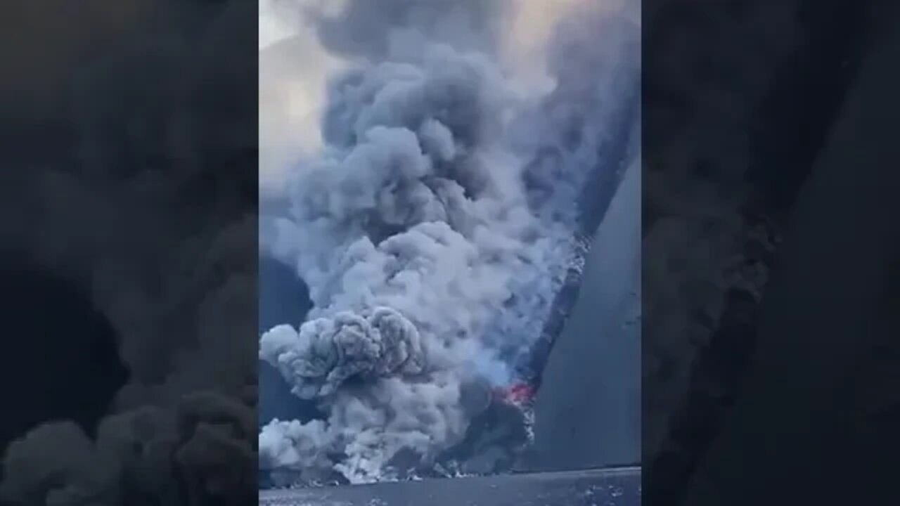 ⚡️Massive Italian Volcano EruptsThe Stromboli volcano, located off the coast of Sicily