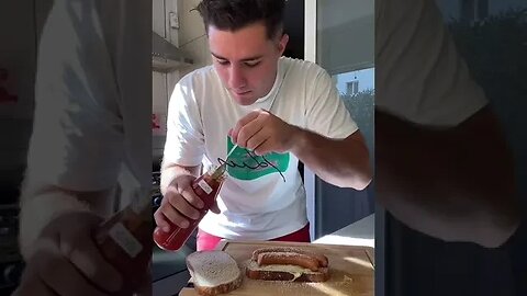 ÎNCERCĂM HOT DOG-URILE CELE MAI POPULARE DIN ORAȘ #oguritamica #mancaciosul #mancare #hotdog