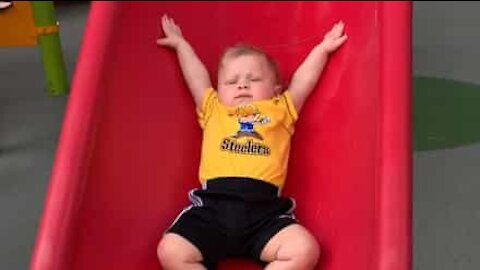 Effrayée par les toboggans, cette petite descend au ralenti