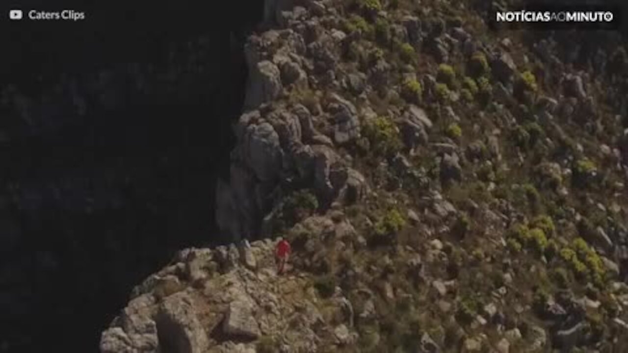 Drone filma corrida de atleta até o topo de uma montanha