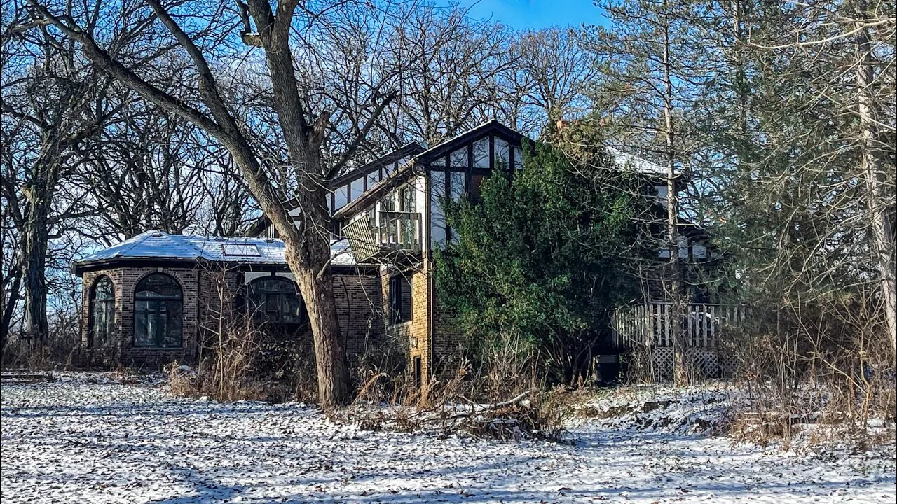 Exploring The Abandoned $750,000 Hunter's Mansion in Chicago's Suburbs