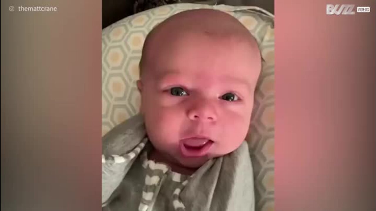 Le sourire charmeur d'un bébé plein de joie