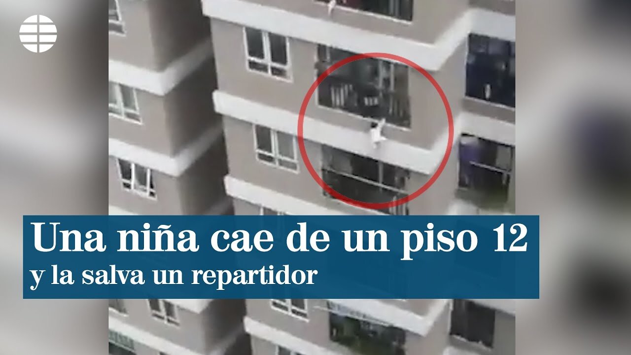 TITULO…Un repartidor salva a una niña de tres años que cayó de un piso 12