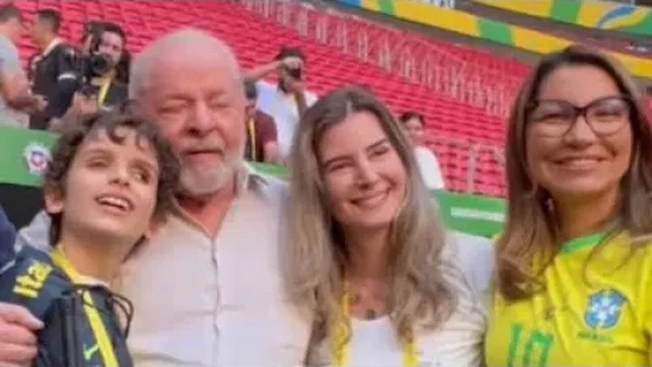 AGORA: LULA EMOCIONA GAROTO DE 12 ANOS COM DEFICIÊNCIA VISUAL