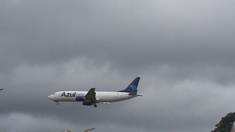 Boeing 737-400 PR-AJZ na final antes de pousar em Manaus vindo de Belém