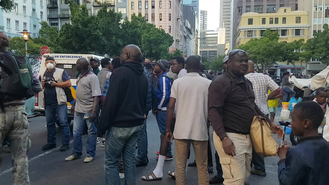 SOUTH AFRICA - Cape Town - Refugees removed from outside Central Methodist Mission (Video) (Pjz)