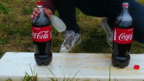 Experiment: Giant Coca Cola Balloon VS Mentos-8