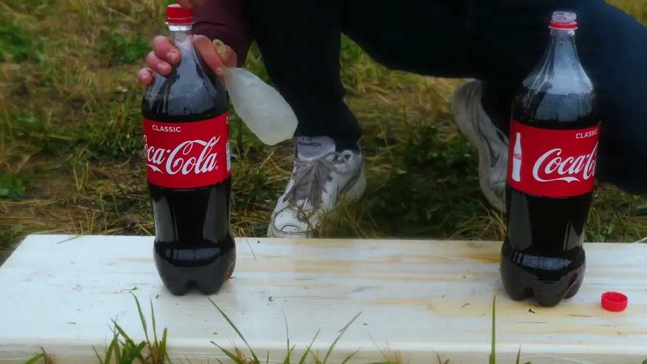 Experiment: Giant Coca Cola Balloon VS Mentos-8