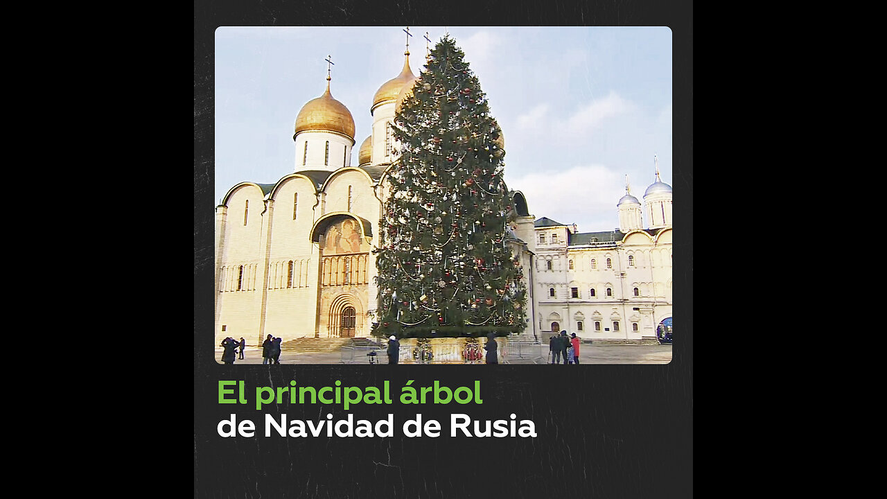 Adornan el principal árbol de Navidad de Rusia