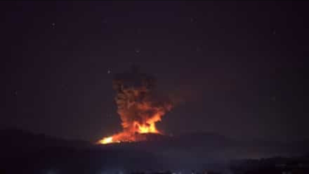 Vulcano Shinmoedake in eruzione in Giappone