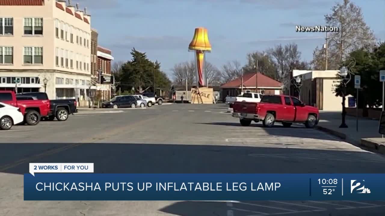 Chickasha puts up inflatable leg lamp