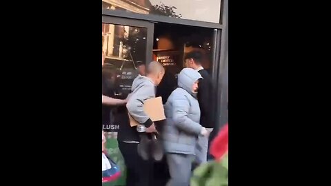 Looting has begun in England 🏴󠁧󠁢󠁥󠁮󠁧󠁿