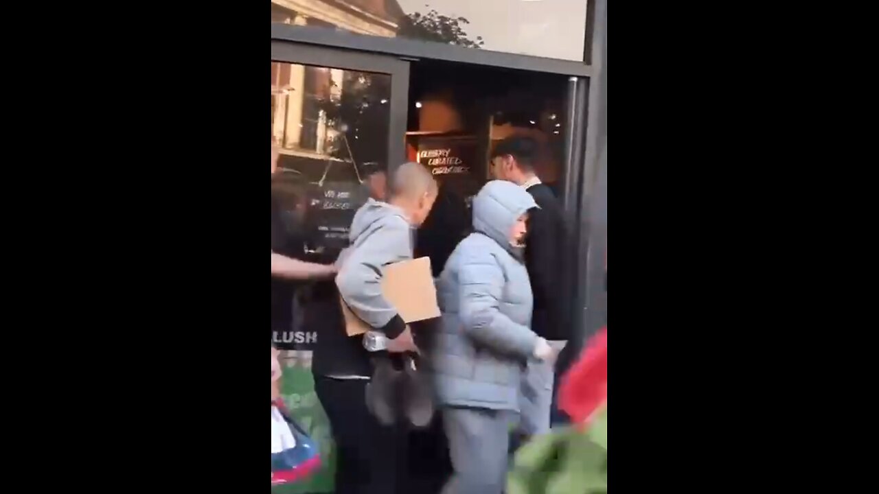 Looting has begun in England 🏴󠁧󠁢󠁥󠁮󠁧󠁿