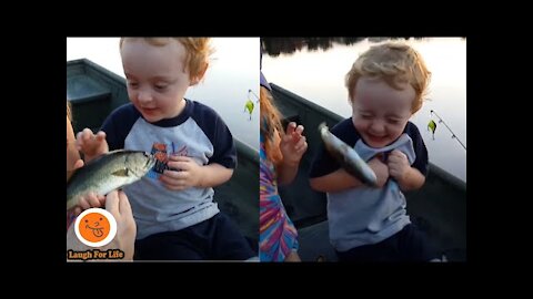 10 Little Fishies | Funniest Babies Reaction To Fish