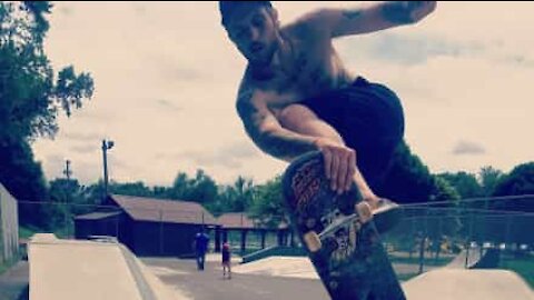 Amputé, il gère au skateboard