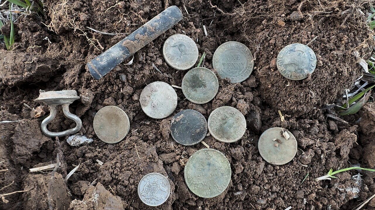 Amazing Coin Spills With Minelab Metal Detecting