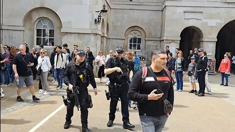 Tourist made to leave don't go in the arches #horseguardsparade