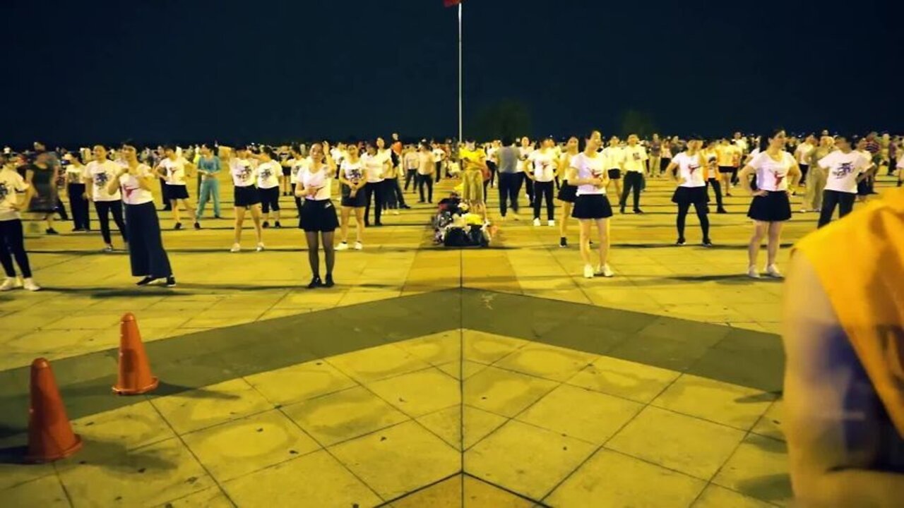 小伙领百人齐跳《都说》广场舞，跟着动感节奏一起来【順能炫舞團】