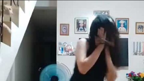 Pas convaincu par sa danse, ce chat met une gifle à sa maîtresse