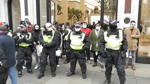 TSG POLICE PROTECT THE APPLE STORE REGENT STREET #WorldWideDemo 22/01/22