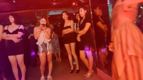 The Chengdu song and dance hall at night is the happiest place for men.