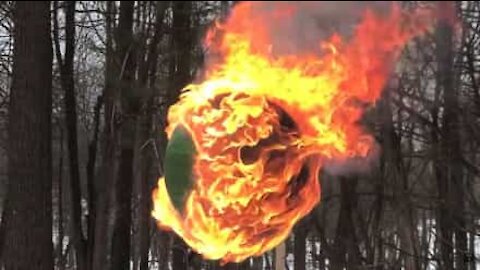 Regardez cette balle faite de 42 000 allumettes partir en flammes!