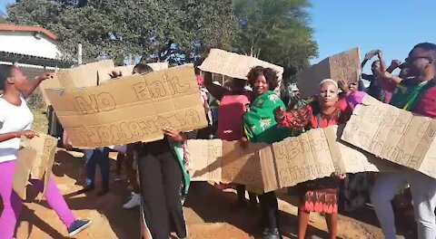 SOUTH AFRICA - KwaZulu-Natal - Community protest against husband killer accused (Video) (oNb)