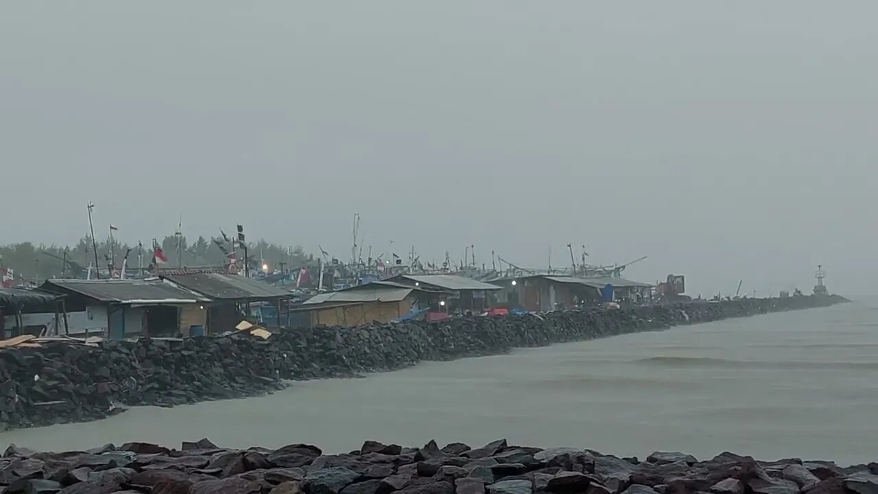 Cuaca ekstrim di Pantai Karangsong Indramayu