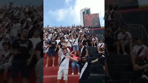 Torcida do Vasco na Ilha do Retiro antes da partida começar