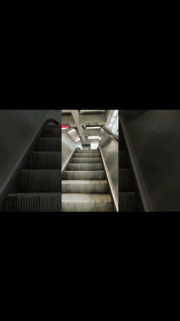 Square victoria escalator