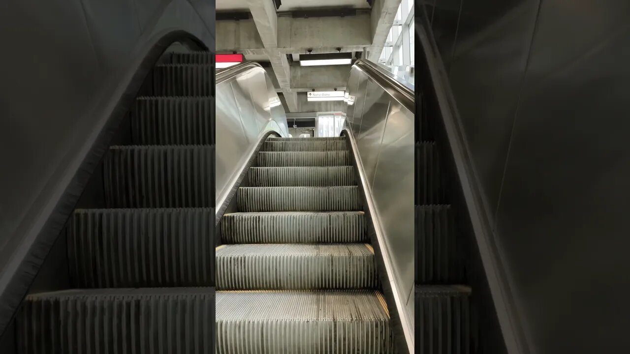 Square victoria escalator