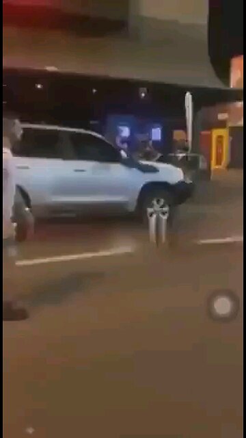 FAFO: Guy knockouts 2 drunk people.