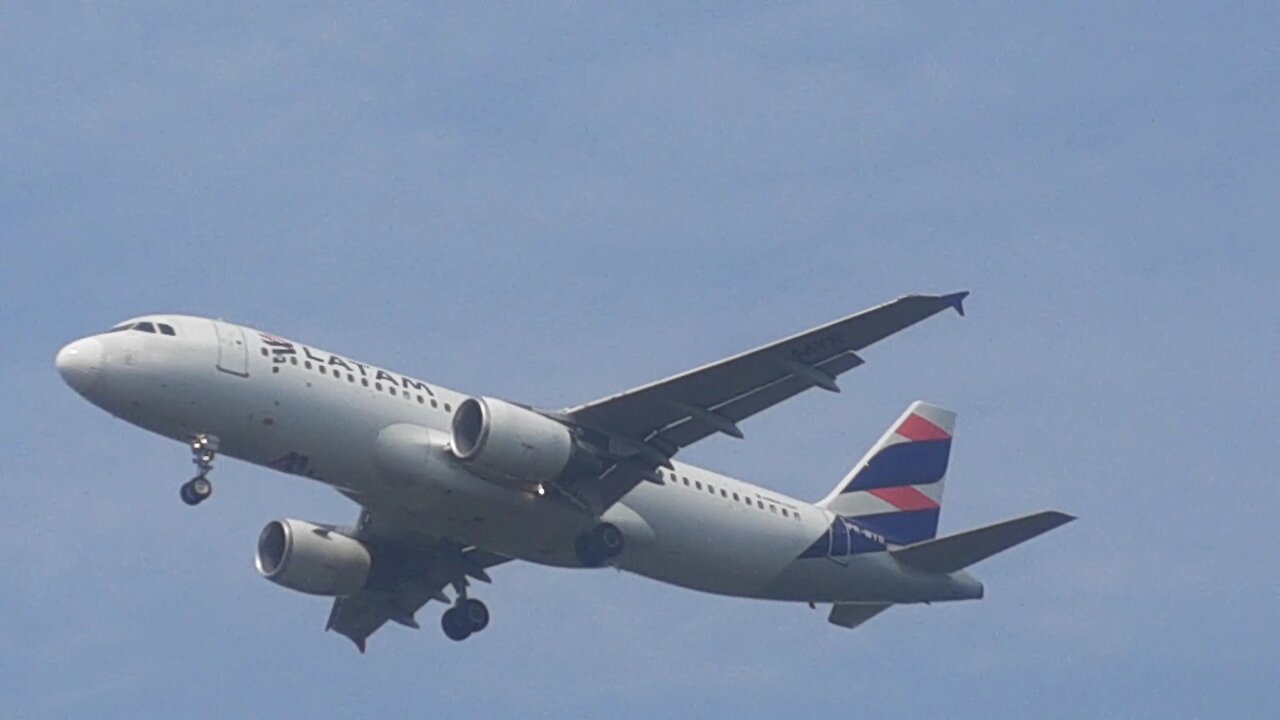 Airbus A320 PR-MYR na aproximação antes de pousar em Manaus vindo de Guarulhos (11/Ago/2021)