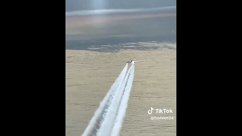 VIEW FROM THE SKY OF AIRPLANE🛩️💨✈️CHEMTRAILING THE SKIES WAY UP HIGH💨✈️💫