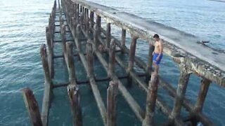 Tuffo rischioso da un pontile in disuso in Brasile