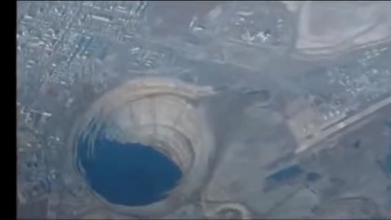 STRANGE SOUNDS COME FROM HUGE HOLE 🕳️ ON EARTH 🌍😲